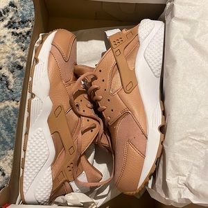 Never worn Clay colored Nike huarache run